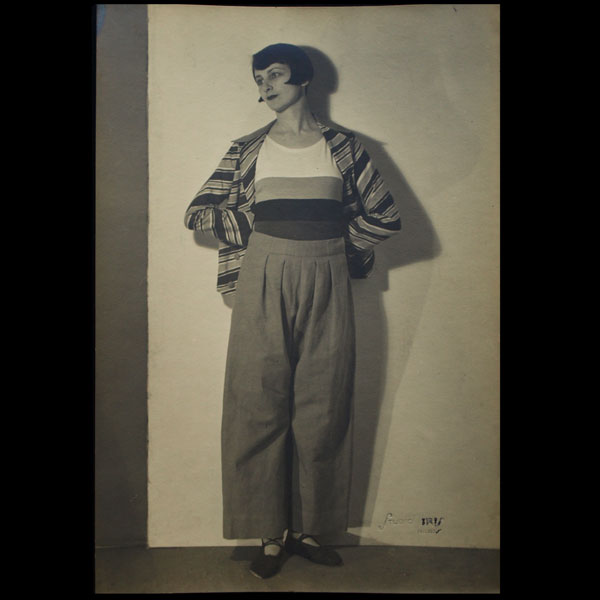 Elégante portant un pyjama de plage, photographie d'époque du Studio Iris (circa 1930)