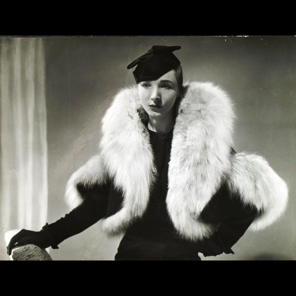 Manteau Diplomate de Lucien Lelong, chapeau de Suzy, photographie d'époque du studio Deutsch (circa 1935)