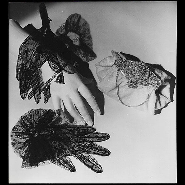 Crespi - Gants, sac et bracelet, photographie pour Fémina (1947)