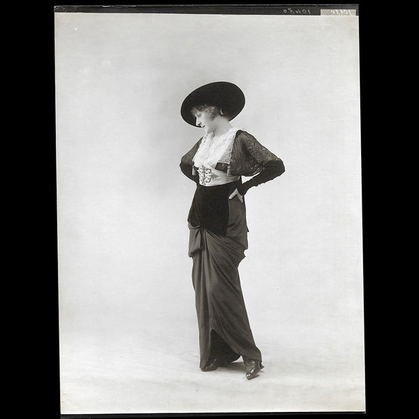 Laferrière - Robe en charmeuse et velours, photographie du studio Felix (circa 1910)