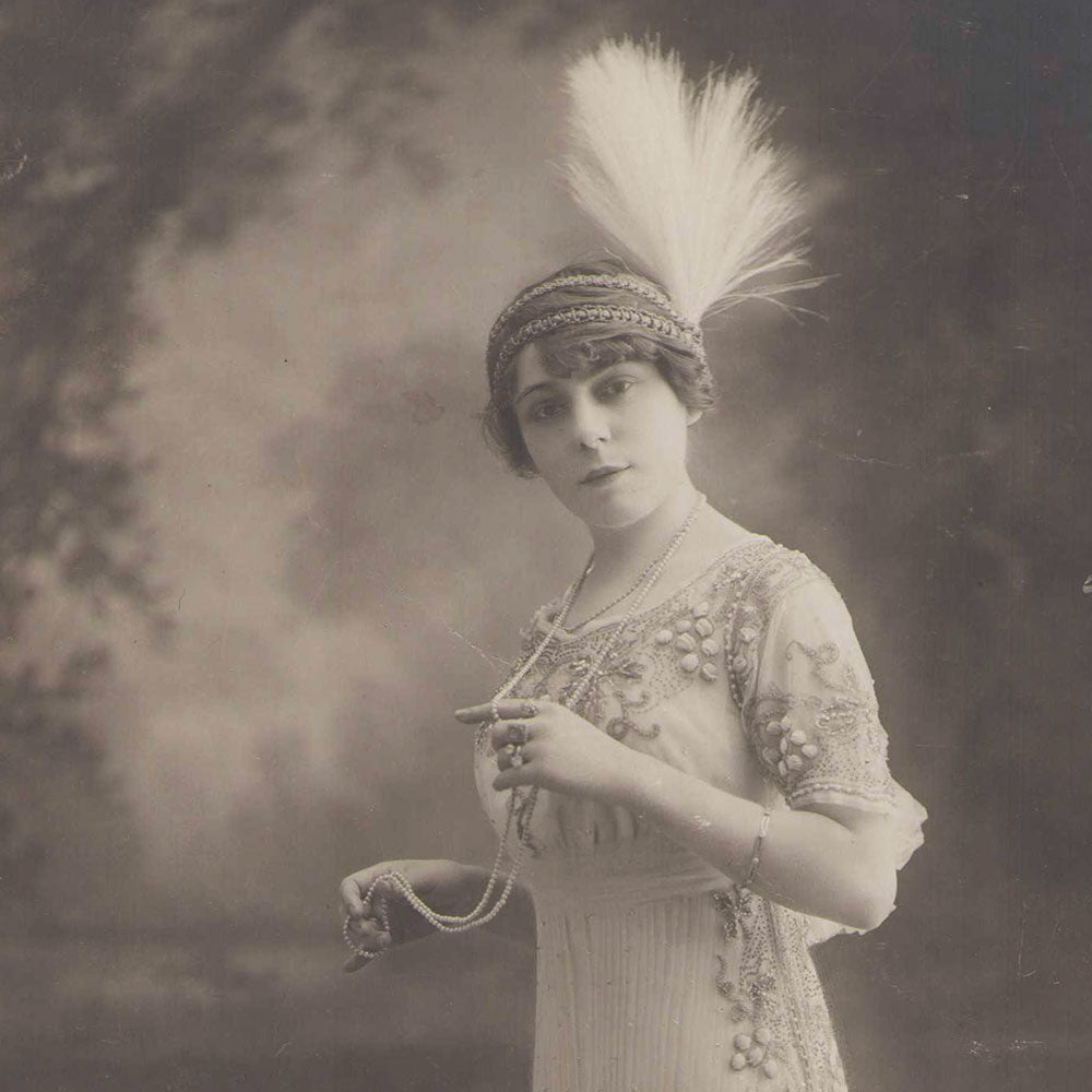 Portrait d'une Elégante en robe brodée, photographie de Femina (circa 1910)