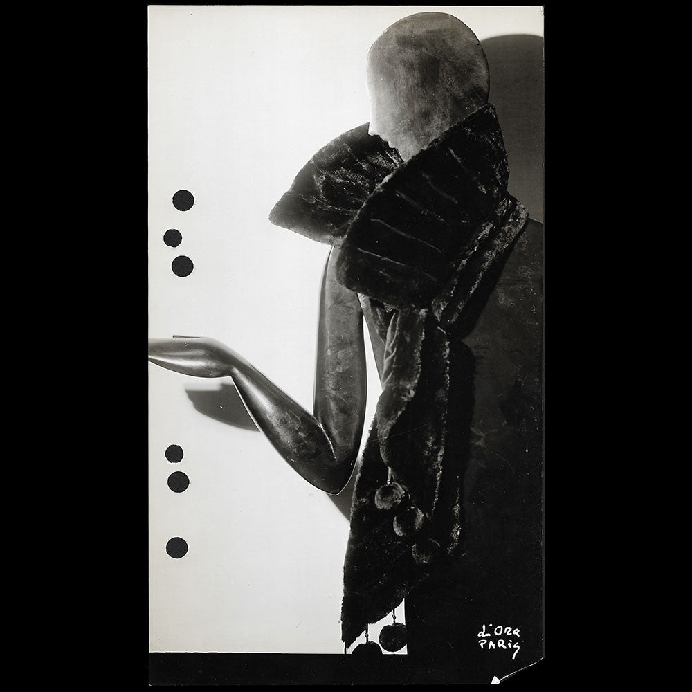 Fourrures Max - Echarpe en fourrure présentée sur un mannequin, tirage de D'Ora (circa 1925-1930)