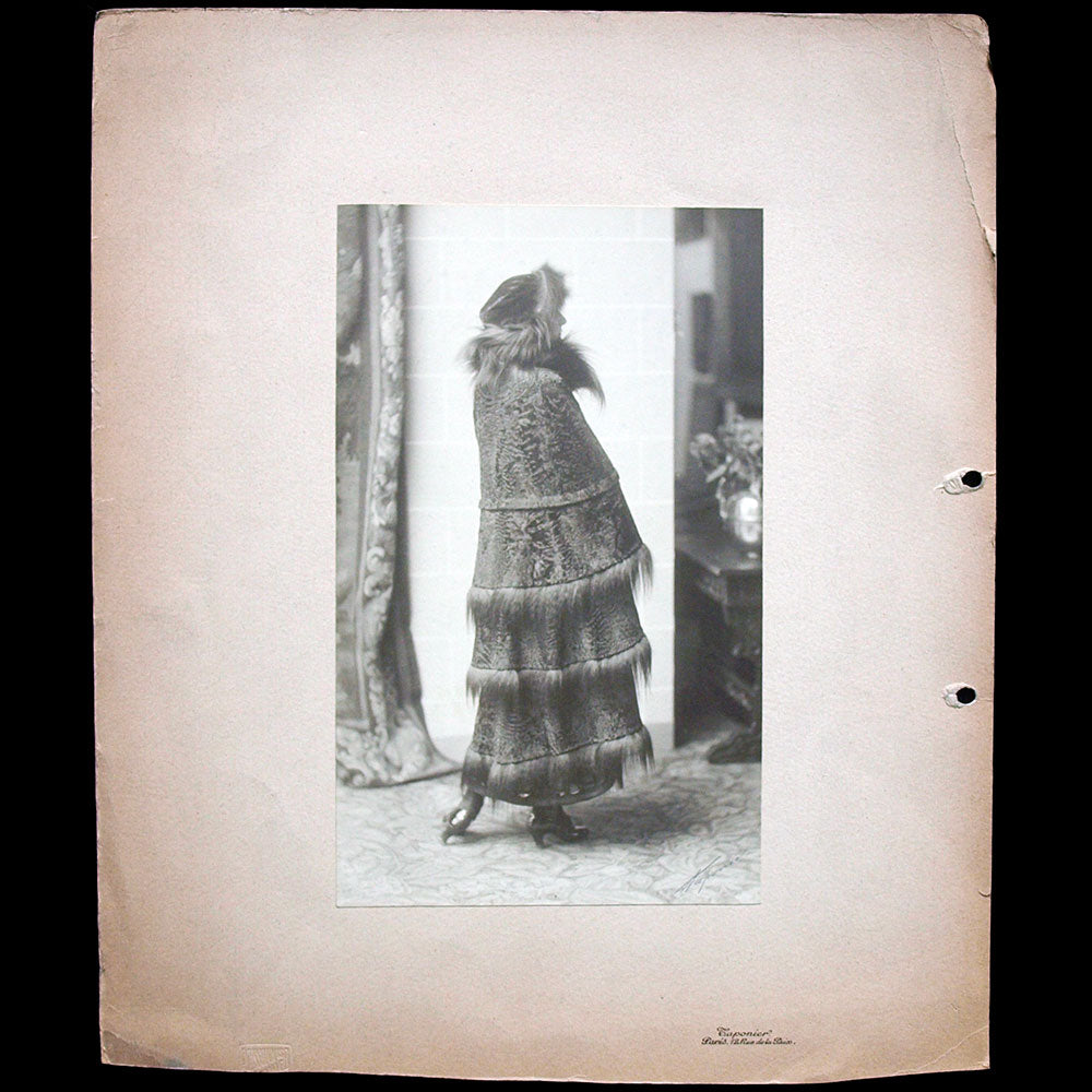 Fourrures Max - Manteau de fourrure, photographie du studio Taponier (circa 1910-1915)