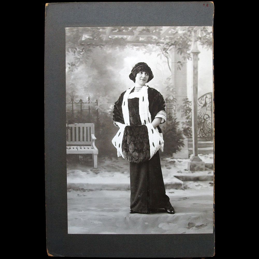 Fourrures Max - Modèles de fourrure, ensemble de 4 photographies  (circa 1905-1910)