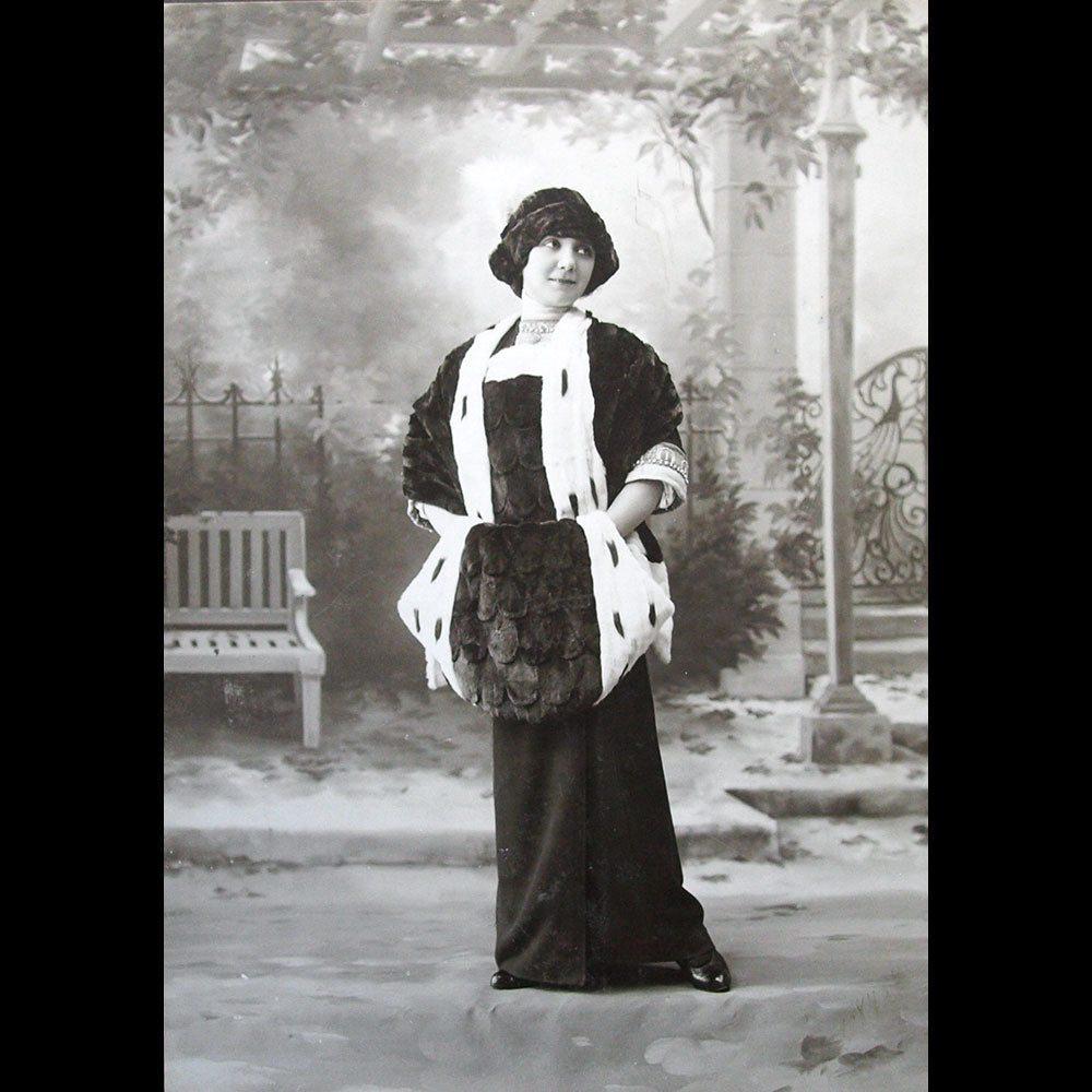 Fourrures Max - Modèles de fourrure, ensemble de 4 photographies  (circa 1905-1910)