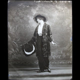 Fourrures Max - Manteau de fourrure portée par Mademoiselle de Lancy, photographie du studio Talbot (circa 1905-1910)