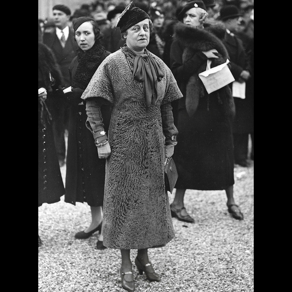 Princesse Faucigny Lucinge en manteau d'agneau rasé, la mode à Longchamp, photographie de l'agence France Presse (1933)