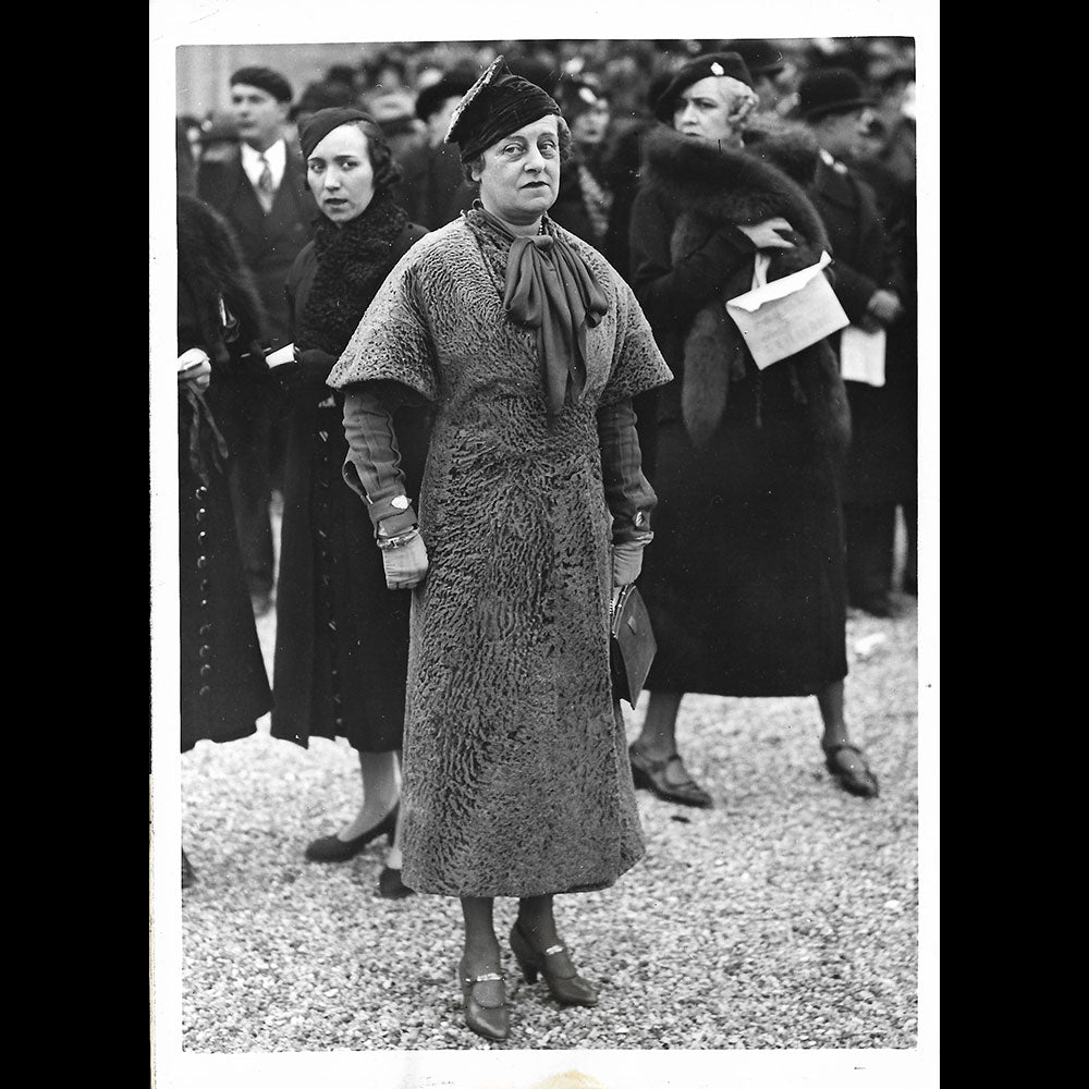 Princesse Faucigny Lucinge en manteau d'agneau rasé, la mode à Longchamp, photographie de l'agence France Presse (1933)