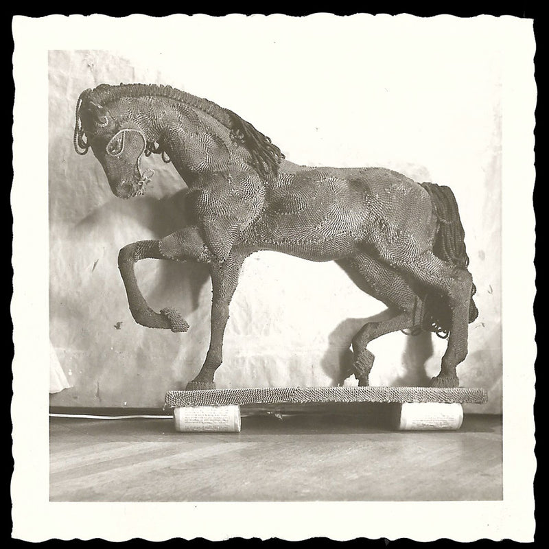 Givenchy - Cheval de passementerie, photographies de la sculpture de Janine Janet (1957)