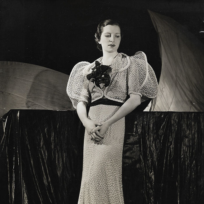 Gorin - A Nous Deux, robe de dentelle, tirage de D'Ora (1936)