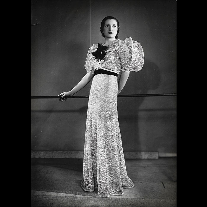 Gorin - A Nous Deux, robe de dentelle, tirage d'Isabey (1936)