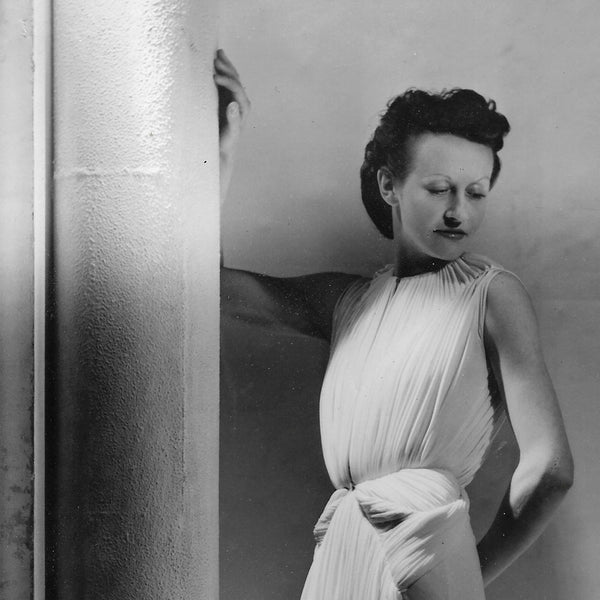 Alix (Madame Grès) - Robe plissée, tirage de Laure Albin-Guillot (circa 1937)