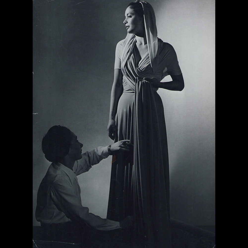 Portrait de Madame Grès drapant un modèle sur le mannequin Muni, photographie de Philippe Pottier (1942)