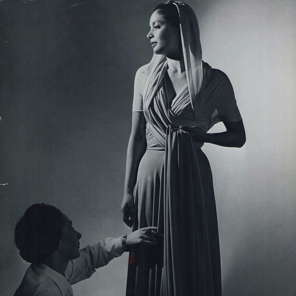 Portrait de Madame Grès drapant un modèle sur le mannequin Muni, photographie de Philippe Pottier (1942)