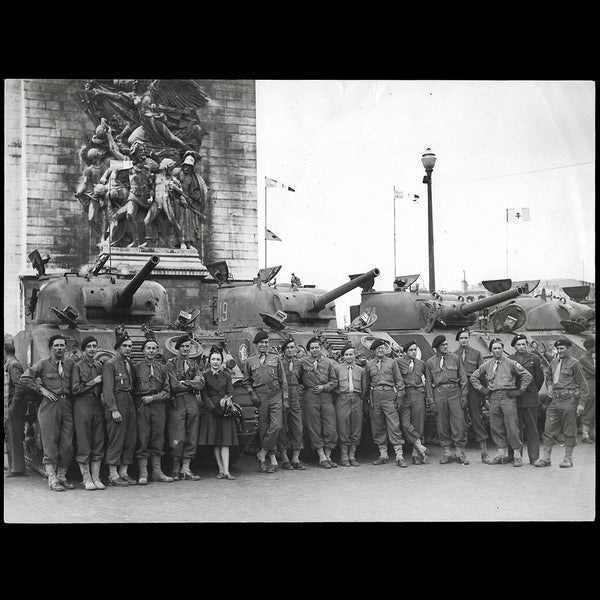 Grès - Madame Grès entourée de soldats (1944)