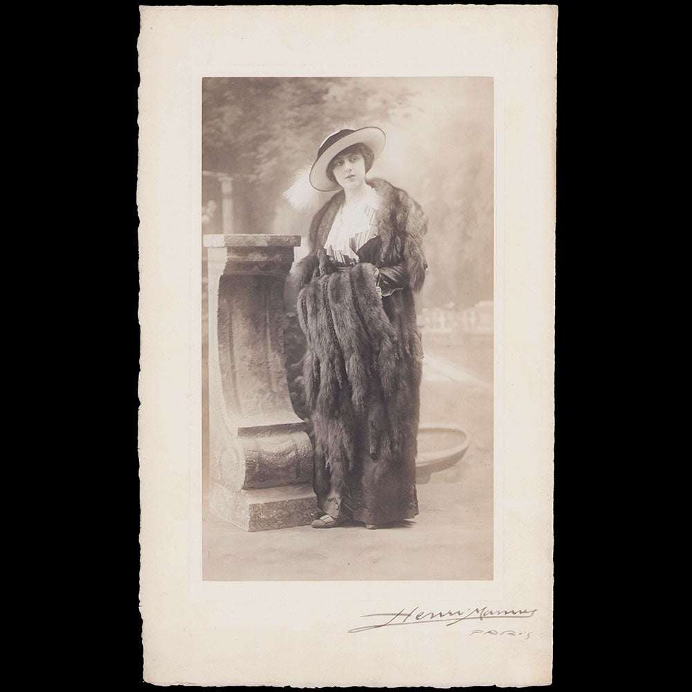 Portrait d'une élégante, réunion de 2 tirages du studio Henri Manuel (circa 1910)
