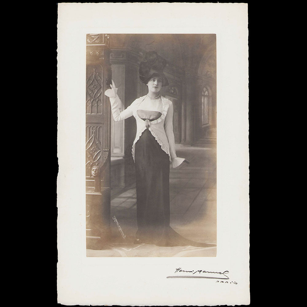 Paquin - Jeanne Dirys Iribe wearing a dress by Paul Iribe for la Rue de la Paix, photograph by Henri Manuel (1912)