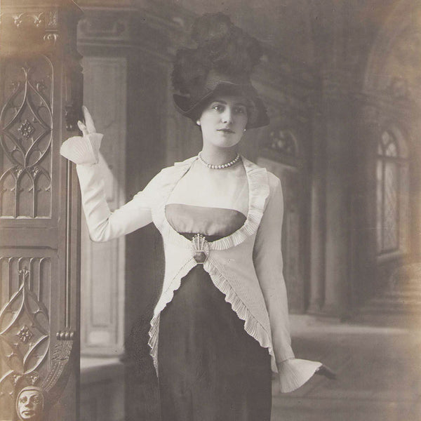 Paquin - Jeanne Dirys Iribe dans une robe de Paul Iribe pour la Rue de la Paix, photographie de Henri Manuel (1912)