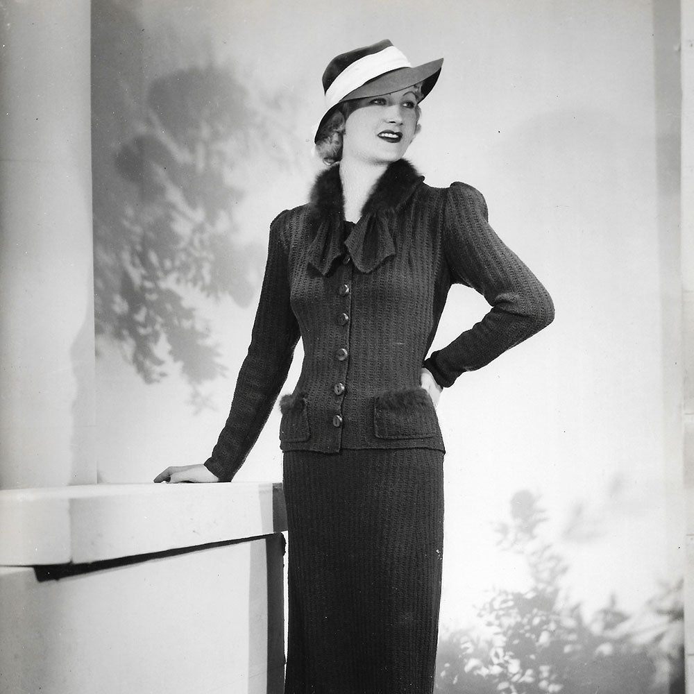 Ensemble de jour porté par Amy Colin, Miss Paris 1935, tirage d'Isabey