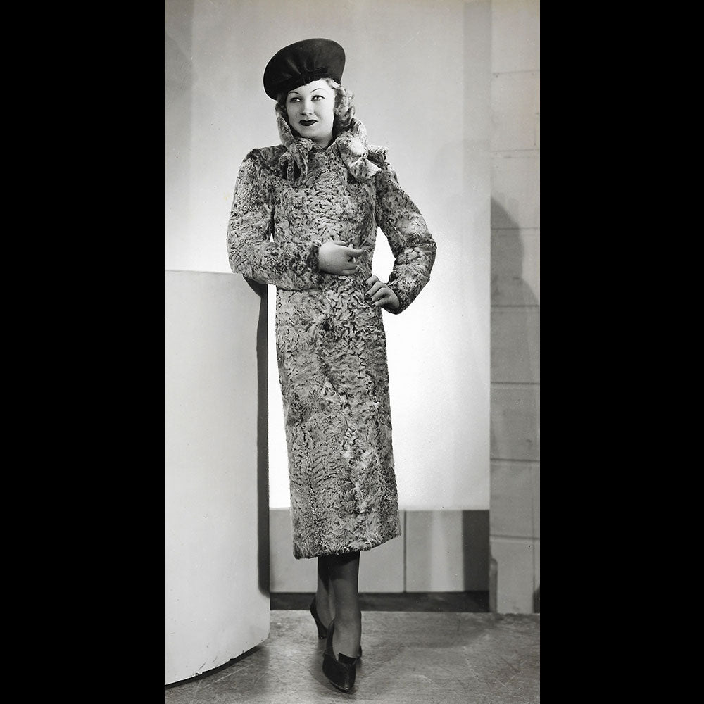 Manteau porté par Amy Colin, Miss Paris 1935, tirage d'Isabey