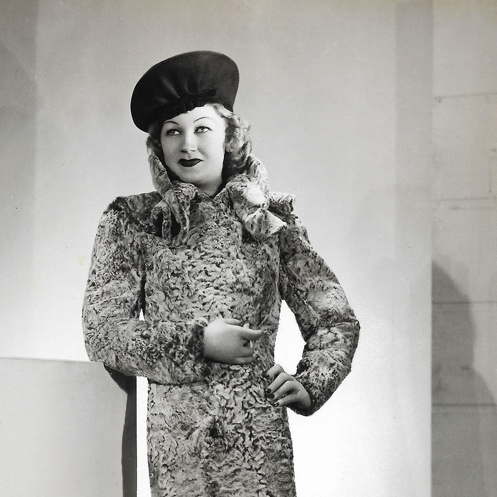 Manteau porté par Amy Colin, Miss Paris 1935, tirage d'Isabey