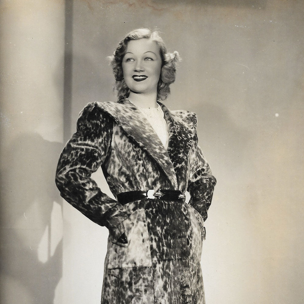Manteau porté par Amy colin, Miss Paris 1935, tirage d'Isabey