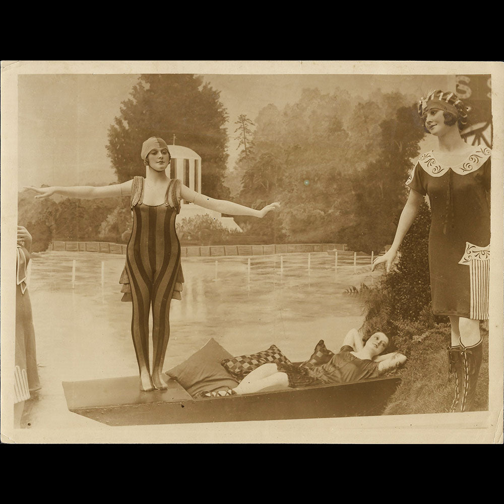Vêtements de bains présentés sur des mannequins de cire (1910-1920s)
