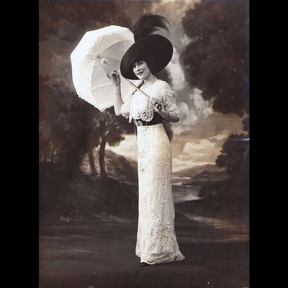 Laferrière - Robe portée par Mademoiselle Lanzy, photographie du studio Felix (1912)
