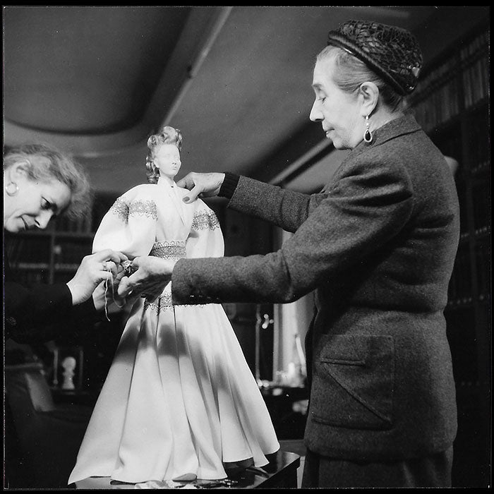 Jeanne Lanvin - Portrait de la couturière habillant une poupée du Théâtre de la Mode en 1945