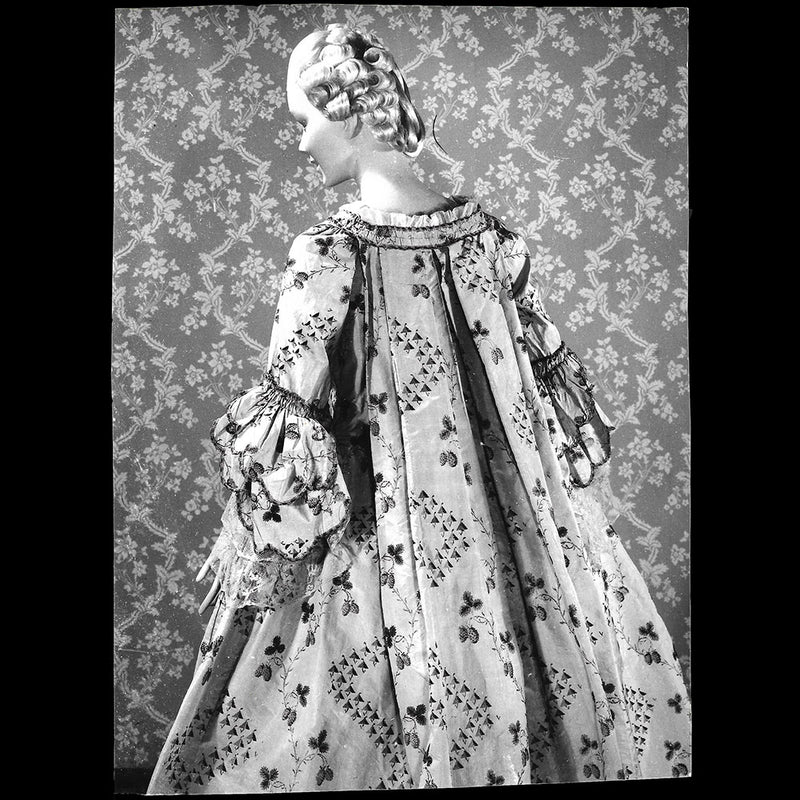 Robe à la française vers 1760, photographie de Bulloz pour l'exposition Elégances du XVIIIe siècle (1963)