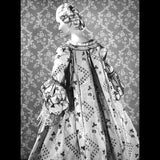 Robe à la française vers 1760, photographie de Bulloz pour l'exposition Elégances du XVIIIe siècle (1963)
