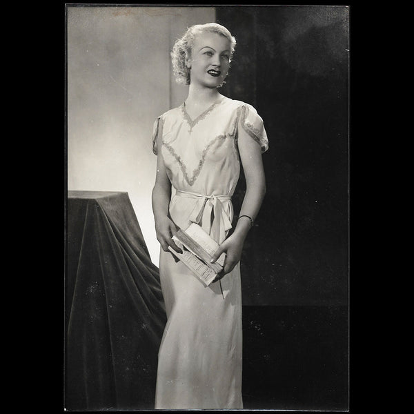 Maurice Lespinasse - Ensemble de lingerie porté par Miss Paris 1935, tirage d'Isabey