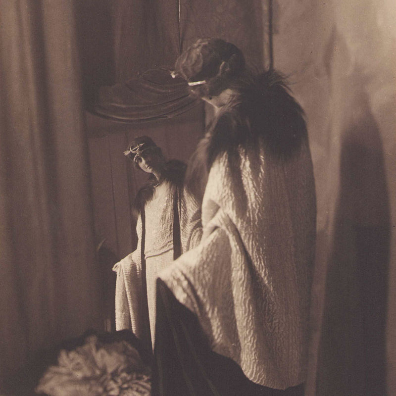 Portrait de Madame Simone de Caillavet Stoicesco Maurois par Lipnitzki pour Fémina, robe de Lucien Lelong (1922)