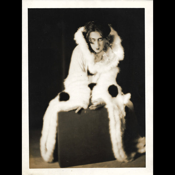 Modèle au manteau de fourrure, tirage de Lucien Lorelle (circa 1925-1930)