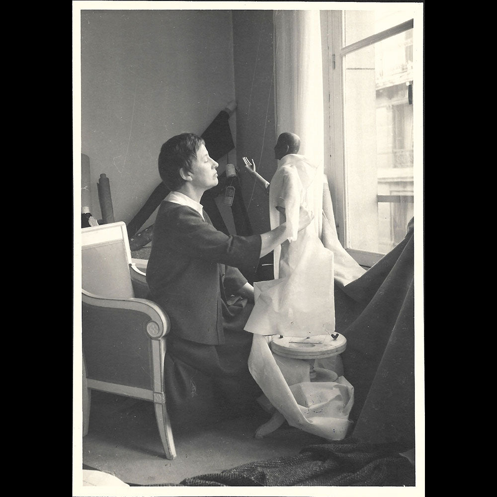 Mad Carpentier - Portrait de la couturière composant un modèle sur un mannequin (circa 1940s)