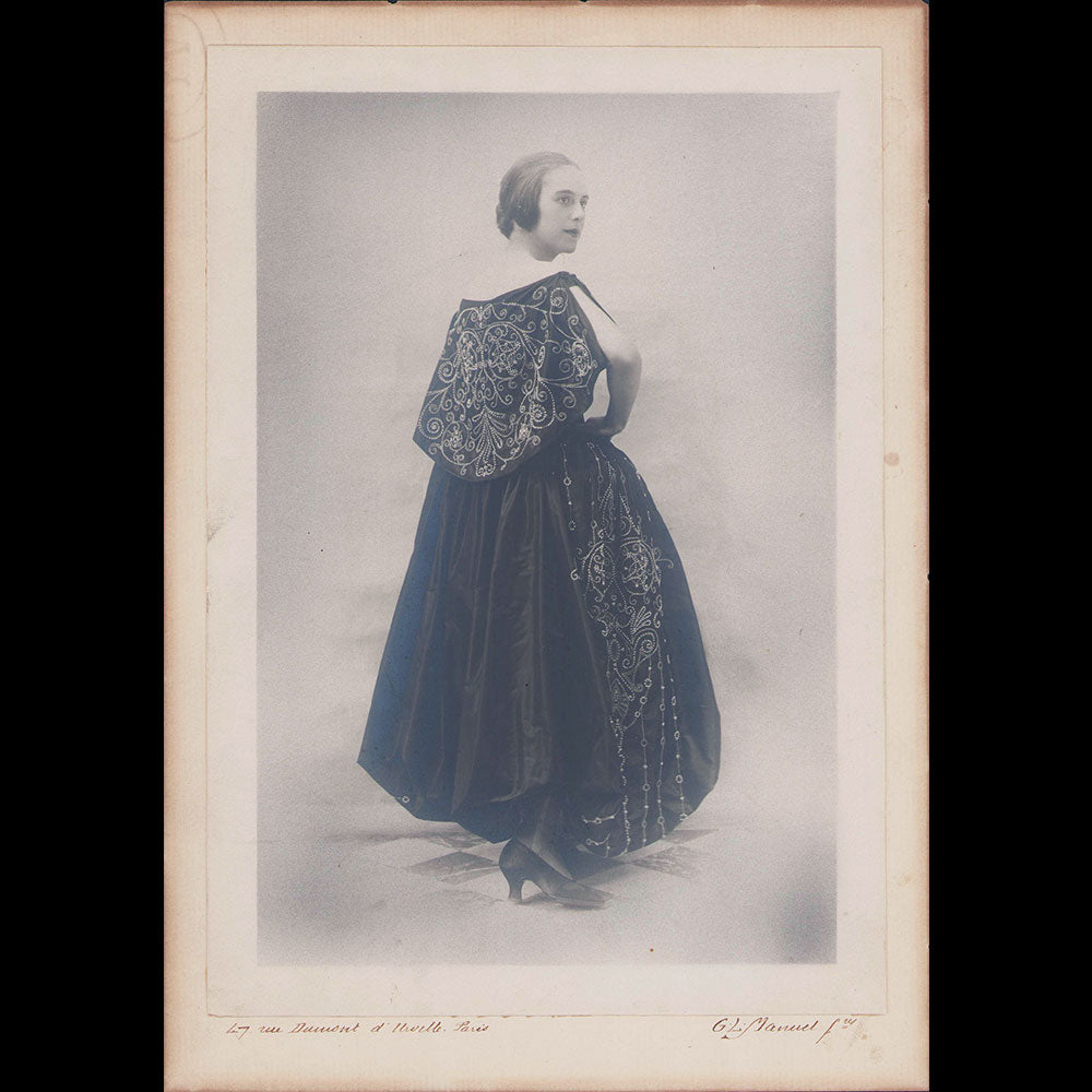 Elégante en robe brodée, photographie de Manuel Frères (1915-1925)