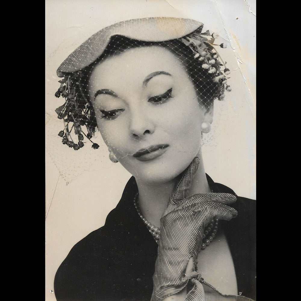 Marie Christiane - Toque en tissu rayé garnie de pâquerettes (1952)