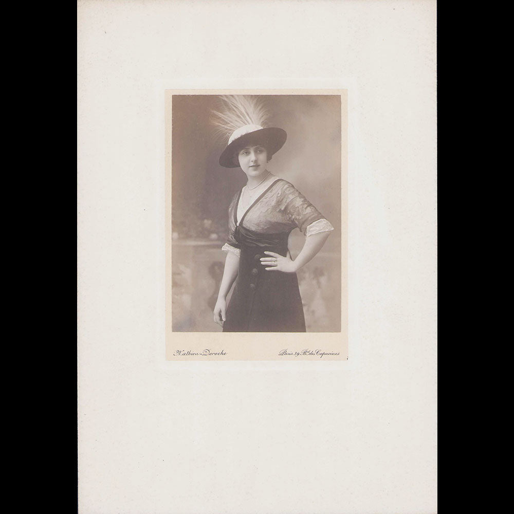 Portrait d'une élégante, réunion de 6 tirages du studio Mathieu Deroche (circa 1905-1910)