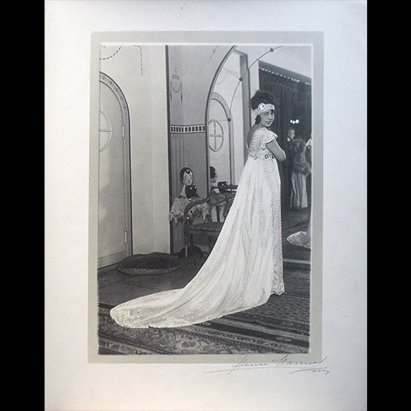 Mistinguett essayant une robe d'Alice Bernard pour Madame sans Gêne, photographie de Henri Manuel (1921)