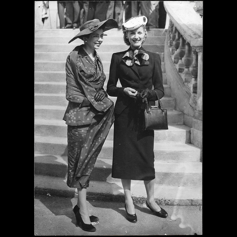Deux Femmes Elégantes, la mode au grand steeple d'Auteuil (1951)