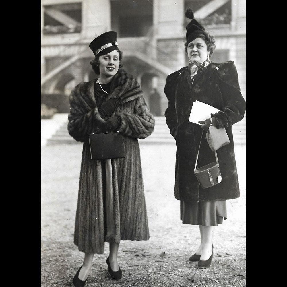 Deux Elégantes en fourrure, la mode à Auteuil, photographie de l'agence Fulgur (1939)