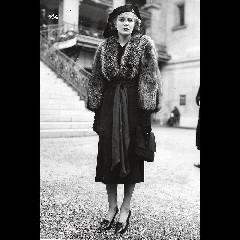 Elégante aux courses, la mode à Longchamp, photographie d'agence (1938)