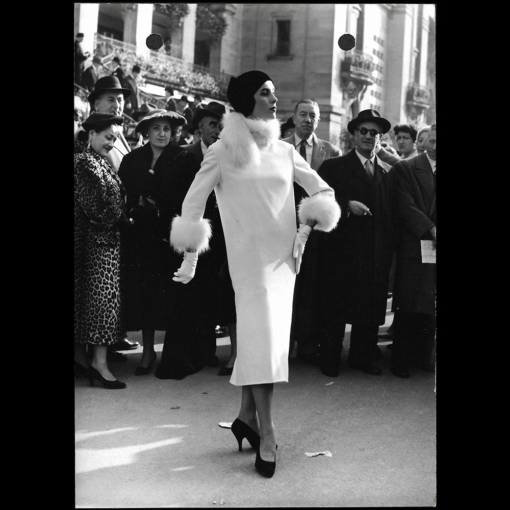 Elégante aux courses, la mode à Longchamp, photographie de Record (1957)