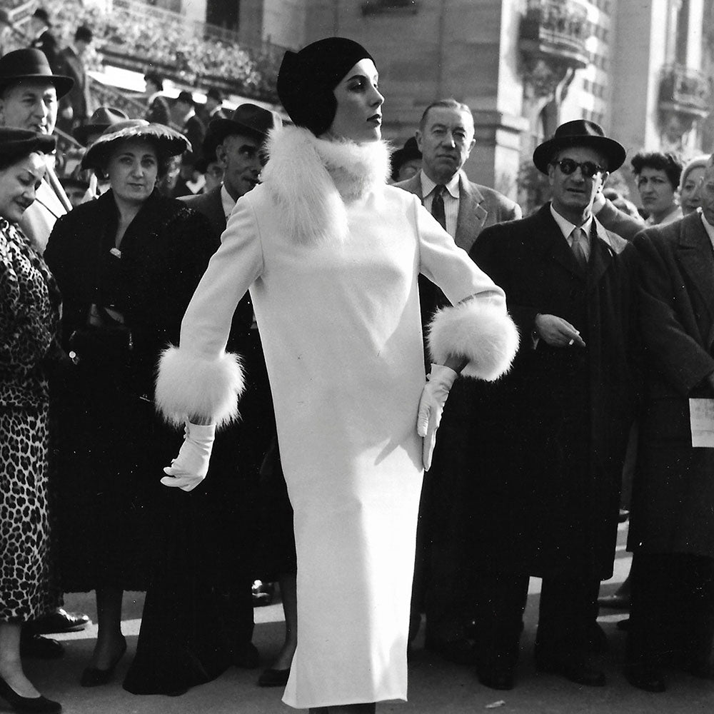 Elégante aux courses, la mode à Longchamp, photographie de Record (1957)