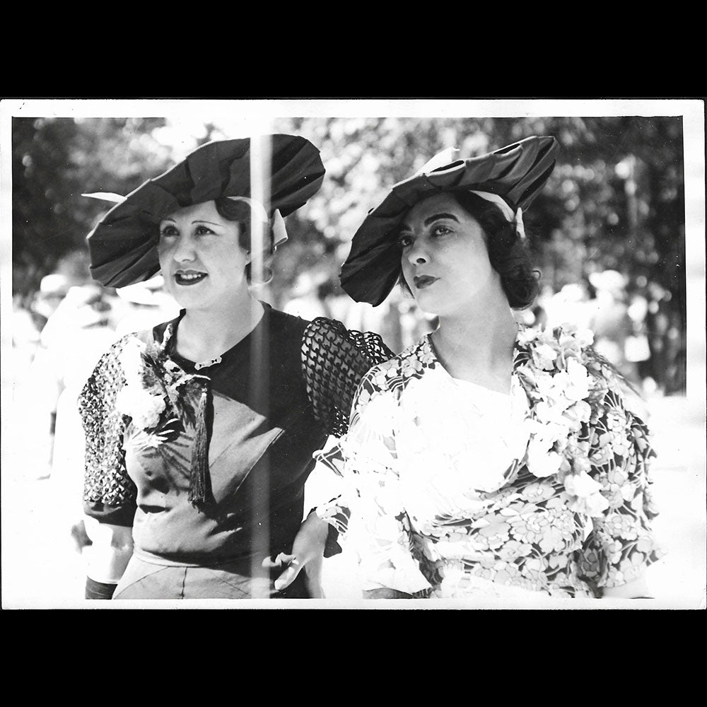 Deux Femmes Elégantes, la mode aux courses, journée des drags à Auteuils, photographie de Meurisse (1934)