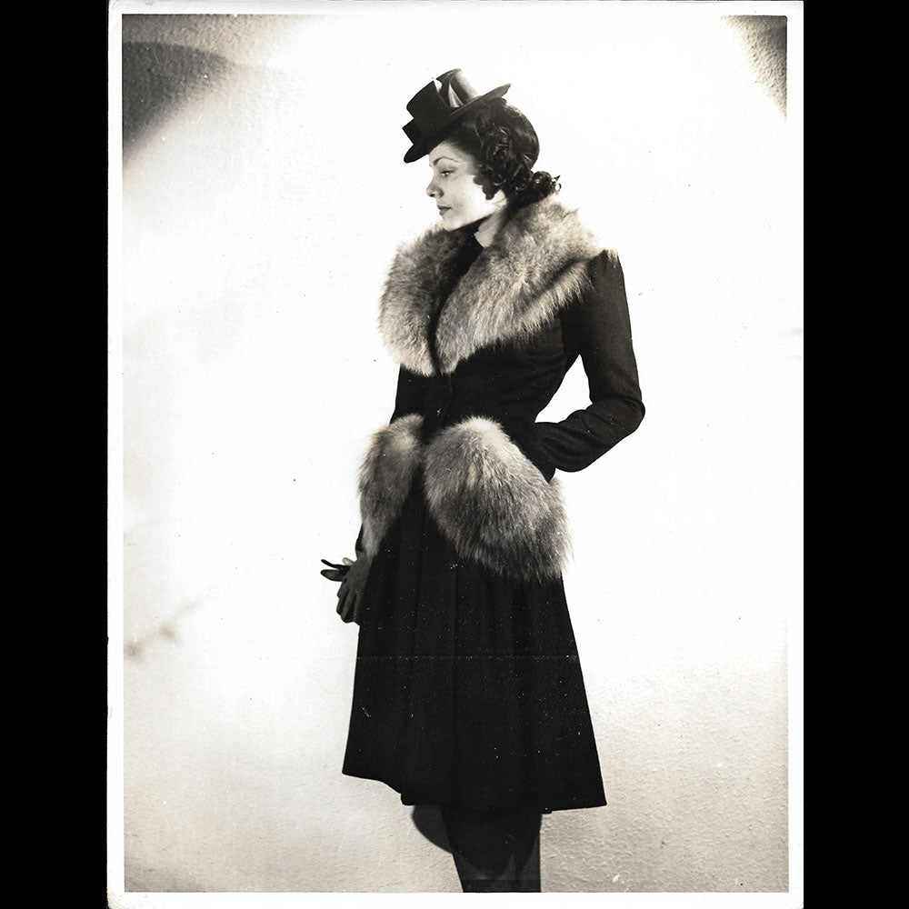 La Mode en Allemagne - Manteau garni de renard (circa 1930s)