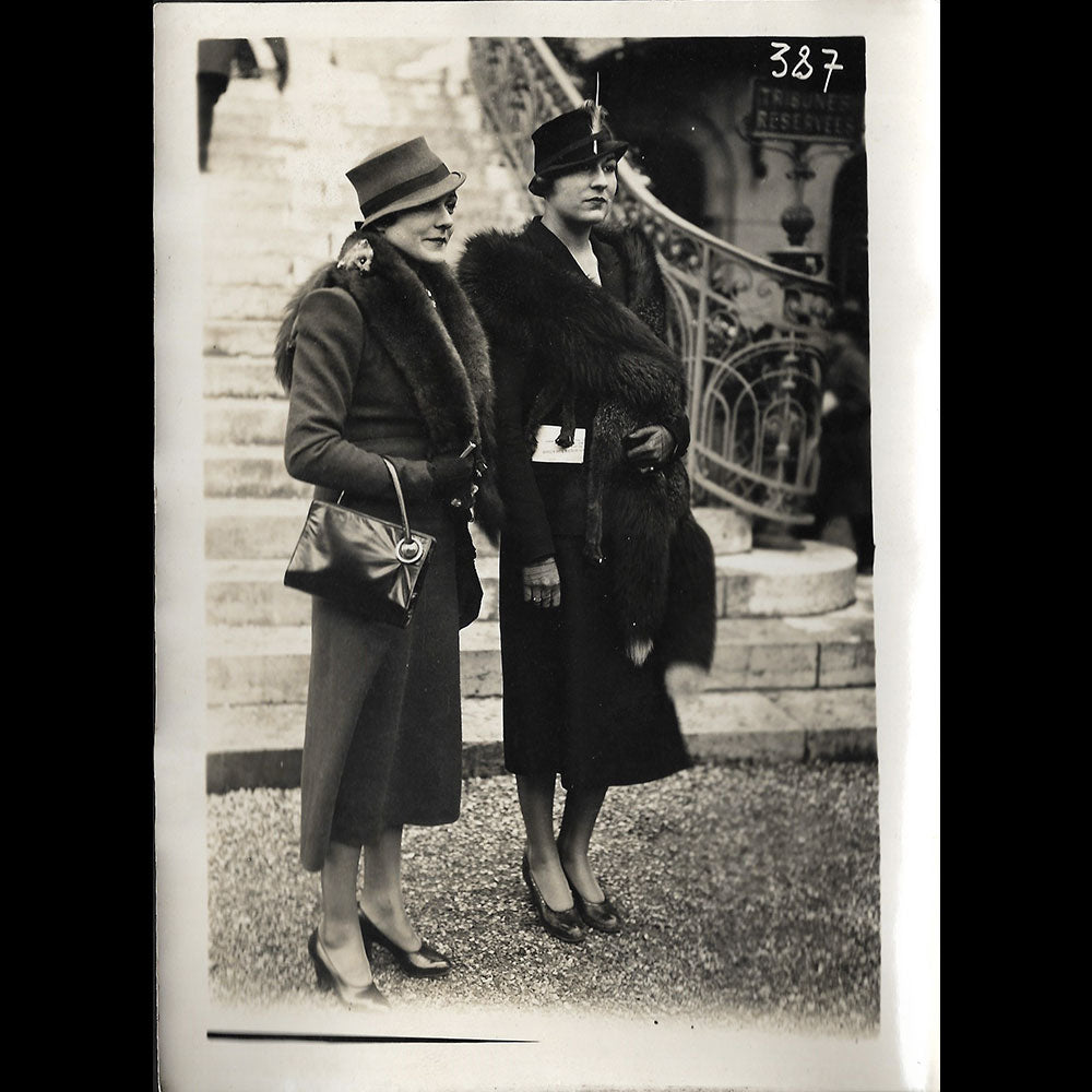 Elégantes, la mode aux courses, photographie de Moisson (circa 1935)