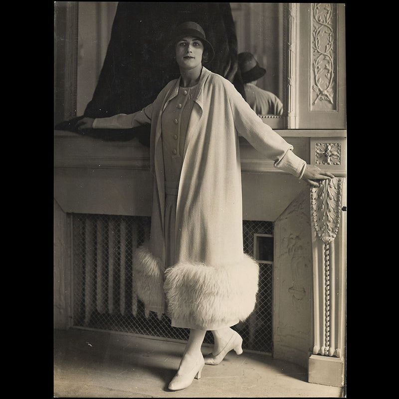Molyneux - Manteau bordé de fourrure, photographie de Paris and London Studio (1920s)