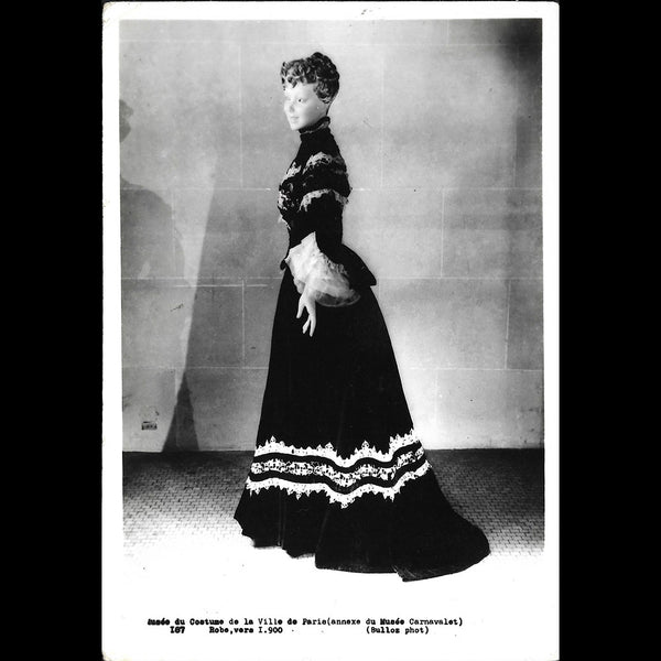 Robe vers 1900, photographie de Bulloz pour le Musée du Costume de la Ville de Paris (1956)
