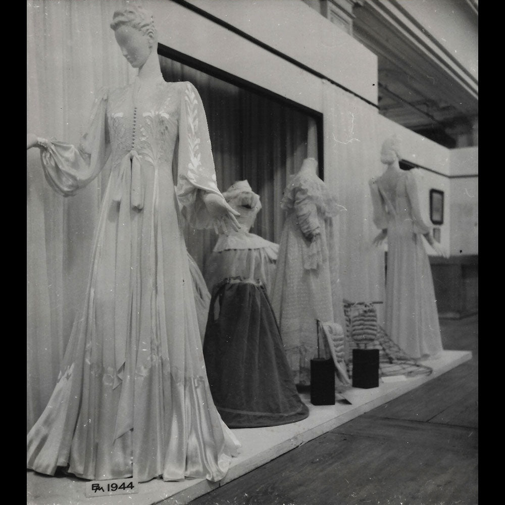 Parures d'autrefois et d'aujourd'hui - Réunion de 7 photographies de l'exposition (1940s)